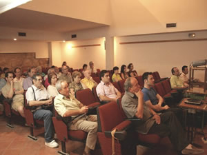 El público sigue la charla